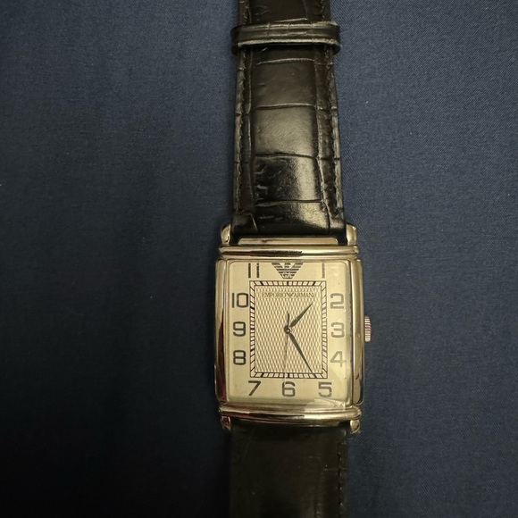 Armani watch. Needs battery - Picture 2 of 2